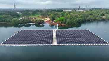 Itaipu conclui montagem de ilha solar flutuante