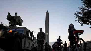 Tensão entre Trump e Democratas Aumenta com Lei da Insurreição