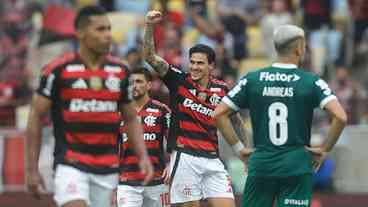 Flamengo vence Palmeiras e briga pelo título acirra