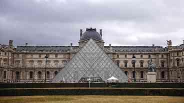 Museu do Louvre Interditado Após Assalto Chocante
