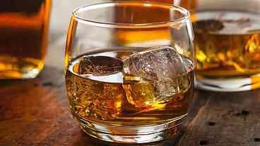 Mulher morre após beber whisky em bar de São Vicente