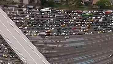 Criminosos bloqueiam vias no Rio após megaoperação