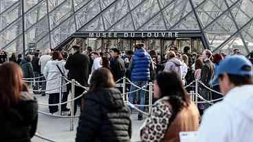 França detém cinco por assalto ao Louvre