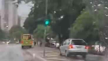 Motorista Multado por Dirigir em Calçadão de Niterói