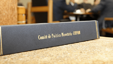 Copom Mantém Juros Altos por Longo Período