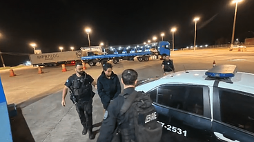 Mulher presa com arsenal em almofadas rumo ao Alemão