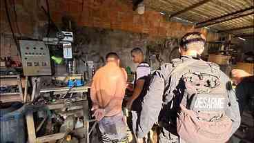 Polícia desmantela fábrica clandestina de armas