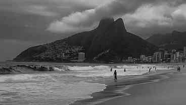 Frente fria traz chuva e raios ao Rio de Janeiro
