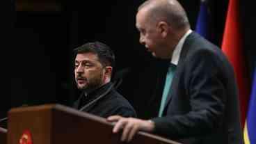 Erdogan e Zelensky discutem mediação na guerra