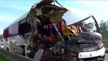 Colisão entre ônibus e caminhão deixa feridos na Rodovia Bandeirantes