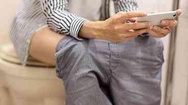 Celular no banheiro: risco de hemorroidas aumenta