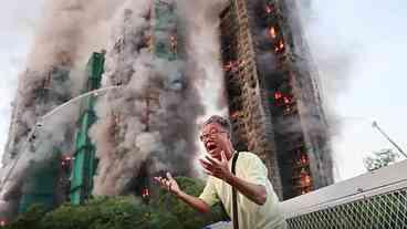 Incêndio em bloco residencial de Hong Kong deixa mortos