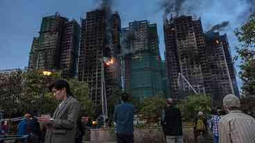 Incêndio em Hong Kong: 55 mortos e 300 desaparecidos