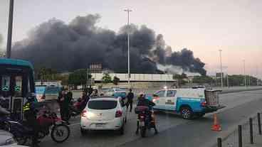 Tiroteio e Barricadas na Avenida Brasil: Tráfego Interrompido
