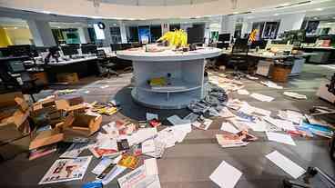 Grupo vandaliza sede do jornal La Stampa na Itália