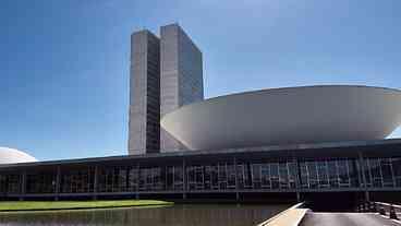 Poderes se digladiam: A crise política no Brasil