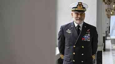 Almirante da Otan reafirma postura defensiva