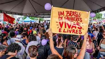 Mulheres se manifestam contra a violência de gênero