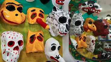 Entre máscaras e gigantes: Exposição dos Juliões