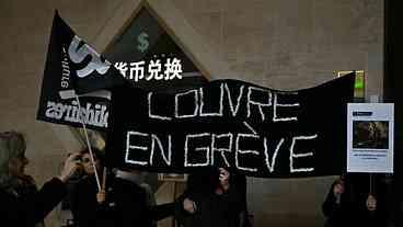 Louvre reabre parcialmente em meio a greve de funcionários