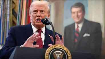 Trump Ataca Imigrantes e Governo Biden em Discurso