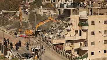 Israel Demolishes Building in East Jerusalem, Displacing Families