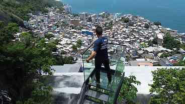 Prefeitura remove escada de vidro no Vidigal