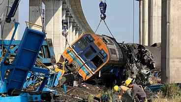Guindaste cai sobre trem na Tailândia e mata 31