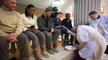 Papa Retoma Tradição do Lava-pés na Missa da Coena Domini