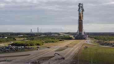 Foguete SLS para Missão Lunar em Lançamento