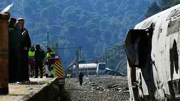 Trem colide com guindaste na Espanha e deixa feridos