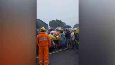 Raio atinge apoiadores de Nikolas em Brasília