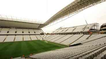 Viatura da PM atropela torcedor em estádio do Corinthians