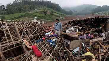 Deslizamento na Indonésia deixa 17 mortos e muitos desaparecidos