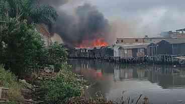 Incêndio no Dique da Vila Gilda em Santos