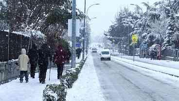 Tempestade Kristin Interrompe Transporte e Aulas na Espanha