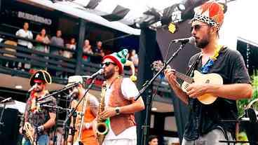 Banda Taruíra anima o Carnaval do Vilarejo, em Itaipava