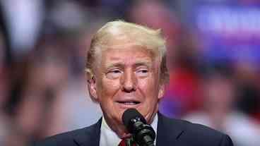 Trump minimiza vídeo racista e não se desculpa