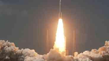 Ariane 6 decola em potência máxima com 32 satélites