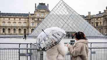 Museu do Louvre fecha salas após vazamento de água
