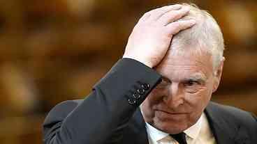 Ex-príncipe Andrew é preso por má conduta pública