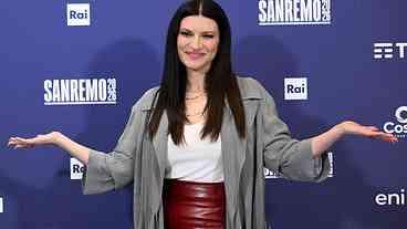 Laura Pausini se emociona no Sanremo 2023