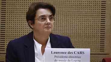 Diretora do Louvre renuncia em meio a crise