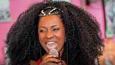 Velório de Adriana Araújo em BH com grande público