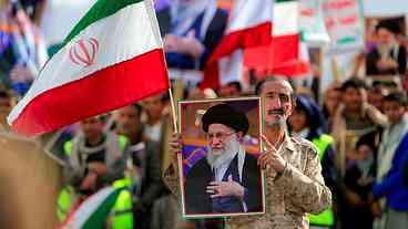 Irã adia funeral de Khamenei em meio a conflitos