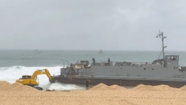 Marinha do Brasil Remove Navio da Praia da Macumba