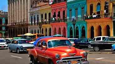 Protestos na Itália em apoio a Cuba contra bloqueio dos EUA