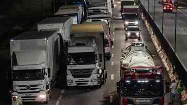 Caminhoneiros ameaçam greve; governo toma medidas