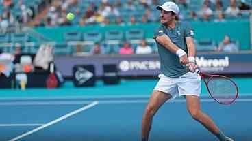 João Fonseca resiste, mas cai diante de Carlos Alcaraz