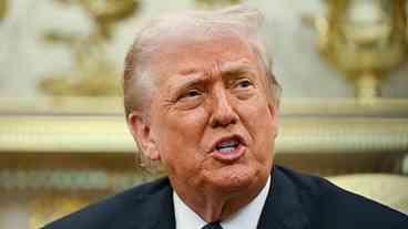 Trump ameaça destruir usinas iranianas se Ormuz não reabrir